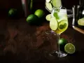Orzeźwiający drink z limonką i miętą, idealny na lato. Poznaj hugo drink przepis i poczuj smak wakacji!