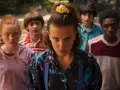 Die Gruppe aus Stranger Things, bereit für ein Abenteuer, während die ikonische Stranger Things Musik im Hintergrund spielt.