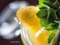 Drinki z bimbrem: Przepisy, jak zamaskować smak i zaskoczyć gości