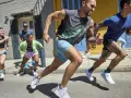 Grupa biegaczy w letnich strojach pokonuje miejską trasę. To inspiracja, jak przygotować się do maratonu, czerpiąc radość z ruchu.