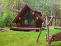 Luksusowy domek na Kaszubach w otoczeniu lasu. Drewniana huśtawka i miejsce na ognisko zapraszają do relaksu.