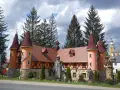 Zamek śląskich legend z wieżyczkami i kamiennymi rzeźbami.