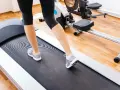 Gambe di donna che cammina su un tapirulan, in allenamento per la gravidanza.