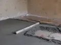 Ile betonu na podłogówkę? Odkryj minimalne grubości wylewki