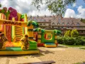 Kolorowy dmuchany plac zabaw "Jungle" przed hotelem, idealny dla dzieci.