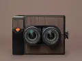 Dwukrotnie obiektywowa kamera do tworzenia obrazów 3D. Ta fotografia stereoskopowa uchwyciła urządzenie z drewnianymi akcentami.