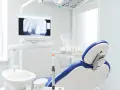 Gabinet dentystyczny z fotelem i aparaturą. Nawet gdy masz przeziębienie, dentysta czeka, by zadbać o Twój uśmiech.