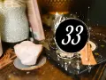 Numerologia 33 w związku to klucz do głębokiego połączenia. Kryształy i magiczne symbole otaczają liczbę 33.