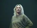 Blond wokalistka na scenie, czyżby nowy wokalista Linkin Park?