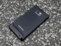 Czarny Samsung Galaxy S2 leży na kamienistej nawierzchni.