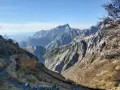 Sentiero panoramico sulla Via Vandelli, con montagne imponenti e valli profonde. Ideale per chi cerca dove dormire in un contesto naturale mozzafiato.