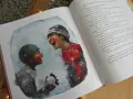Dwóch roześmianych chłopców w zimowych czapkach, jeden z kulą śnieżną w dłoni. Ich twarze rozjaśnia radość, jakby właśnie wygrała bitwa na śnieżki, niczym śnieżna siostra.