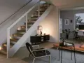 Vacker belysning trappa med integrerade spotlights som skapar en varm och inbjudande atmosfär. En modern inredning med stilrena möbler.