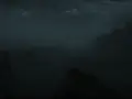 Mroczny krajobraz, jakby z krainy Hadesa boga. Mgła spowija skaliste szczyty i odległe ruiny.