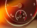 Wskaźnik pokazuje, że temperatura oleju w silniku jest w normie, blisko 90°C.