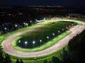Vue aérienne d'un hippodrome illuminé la nuit, rappelant le nombre d'hippodrome en France.