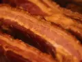 Torreznos al horno crujientes, con capas de carne y grasa dorada.