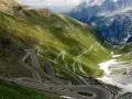 Malownicze serpentyny Passo dello Stelvio, kiedy otwarta, zapraszają do podziwiania alpejskich krajobrazów.