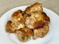 Un mucchio di bombette pugliesi ricetta, dorate e succulente, tenute insieme da stuzzicadenti, su un piatto bianco.