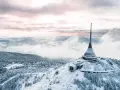 Wieża widokowa na górze Ještěd, jedna z głównych libereckich atrakcji, w zimowej scenerii.