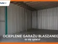 Wnętrze pustego garażu blaszanego. Napis na dole: "OCIEPLENIE GARAŻU BLASZANEGO to się opłaca!".