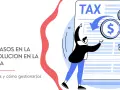Ilustración de personas gestionando retrasos en la devolución de la renta, con un documento de TAX y monedas de dólar.
