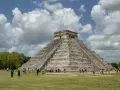 Wspaniała piramida Kukulkana w Chichen Itza, cel wielu podróży. Ta wycieczka do Meksyku to niezapomniane wrażenia!