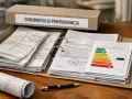Teczka z napisem "Dokumentacja powykonawcza" zawiera mapy, dokumenty i etykietę energetyczną.