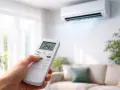 Main tenant utilise la télécommande pour le réglage clim, affichant 24°C. L'air frais sort du climatiseur.