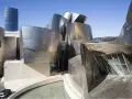 Spektakularny efekt Bilbao: falujące, metaliczne formy Muzeum Guggenheima w Bilbao, odbijające niebo i otoczenie.
