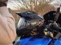 Casco de moto negro con diseño de mapa topográfico, listo para aprender como limpiar casco de moto.