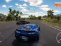 Wyścig w Horizon 3: niebieski Chevrolet Corvette ściga się z innymi autami na krętej drodze.
