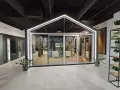 Nowoczesny salon okien i drzwi z ekspozycją w kształcie domu.