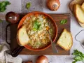 Zuppa di cavolo e carote, una deliziosa carabaccia ricetta, servita con pane tostato e prezzemolo fresco.