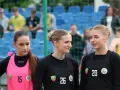 Trzy zawodniczki KPR Kobierzyce przed meczem. Dziewczyny w sportowych strojach, z numerami na koszulkach, gotowe do gry.