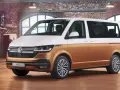 Dwukolorowy Volkswagen Multivan, który może być odpowiedzią na pytanie, jaki bus osobowy jest najmniej awaryjny.