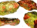 Quattro pezzi grezzi di unakite, con le loro vibranti sfumature verdi e rosse, mostrano le loro proprietà naturali.