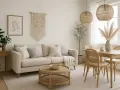 Salón con sofá beige, mesa de centro de ratán y mesa de comedor con sillas de mimbre. Decoración estilo boho con macramé y plantas.