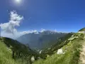 Panoramica mozzafiato sui monti dell'Abruzzo, con un sentiero che sale verso un **block house** e torri di trasmissione.