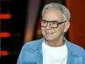 Uśmiechnięty mężczyzna w okularach, w jeansowej koszuli, jakby czekał na pytanie: "Jaka to melodia?".