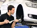 Mechanik sprawdza wahacz w samochodzie.
