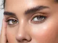 Ojos con pestañas largas y cejas oscuras, resultado de un perfecto teñir cejas. Piel con pecas y rubor rosado.