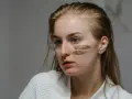 Młoda kobieta z peelingiem enzymatycznym na policzkach. Delikatne złuszczanie dla promiennej cery.