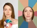 Kobieta z paletą barw, idealną dla typu urody jesień. Po prawej jej twarz w okręgu na tle geometrycznych kształtów.