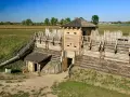 Gród w Tumie koło Łęczycy, jedna z głównych łęczyca atrakcje, z drewnianą wieżą i palisadą.