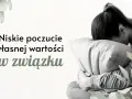 Smutna kobieta tuli poduszkę, czując się jakbym była nieszczęśliwa w małżeństwie. Niskie poczucie własnej wartości w związku.