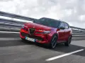 Czerwony Alfa Romeo Junior elektryczny SUV na drodze.