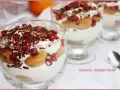 Pyszne tiramisu z mascarpone w pucharkach, udekorowane granatem i czekoladą. Sprawdzony przepis na deser, który zachwyci każdego.