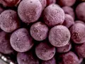Gefrorene rote Weintrauben mit Eiskristallen, bereit zum Einfrieren für erfrischende Snacks.