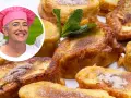 Una mujer sonriente con gorro de chef rosa presenta deliciosas torrijas con pan de molde, espolvoreadas con azúcar y canela.